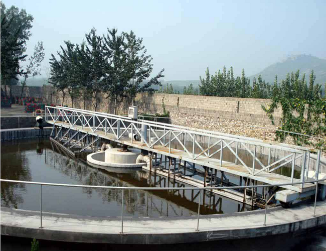 中心轉(zhuǎn)動全橋式刮吸泥機(jī)